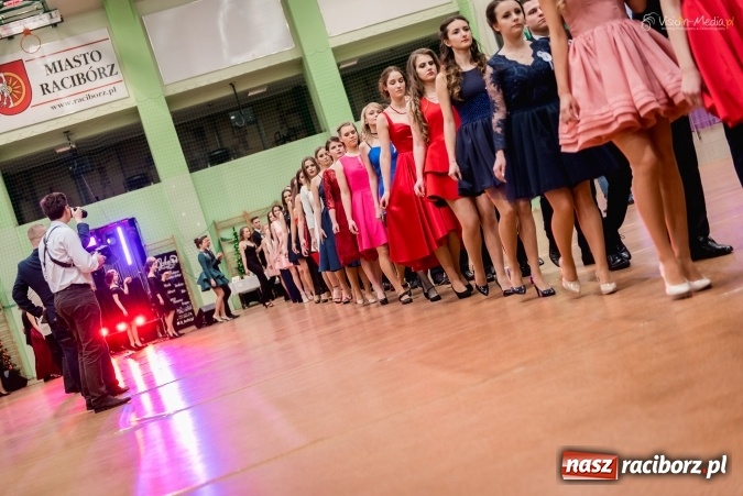 Zdjęcie w galerii na portalu naszraciborz.pl: Bal maturalny Kasprowicza tradycyjnie w Arenie Rafako FOTO i WIDEO wiadomości z regionu