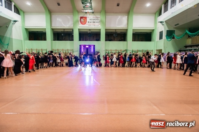 Zdjęcie w galerii na portalu naszraciborz.pl: Bal maturalny Kasprowicza tradycyjnie w Arenie Rafako FOTO i WIDEO wiadomości z regionu
