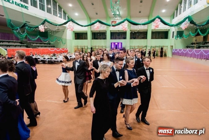 Zdjęcie w galerii na portalu naszraciborz.pl: Bal maturalny Kasprowicza tradycyjnie w Arenie Rafako FOTO i WIDEO wiadomości z regionu