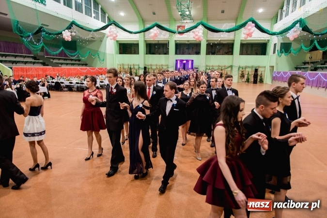 Zdjęcie w galerii na portalu naszraciborz.pl: Bal maturalny Kasprowicza tradycyjnie w Arenie Rafako FOTO i WIDEO wiadomości z regionu