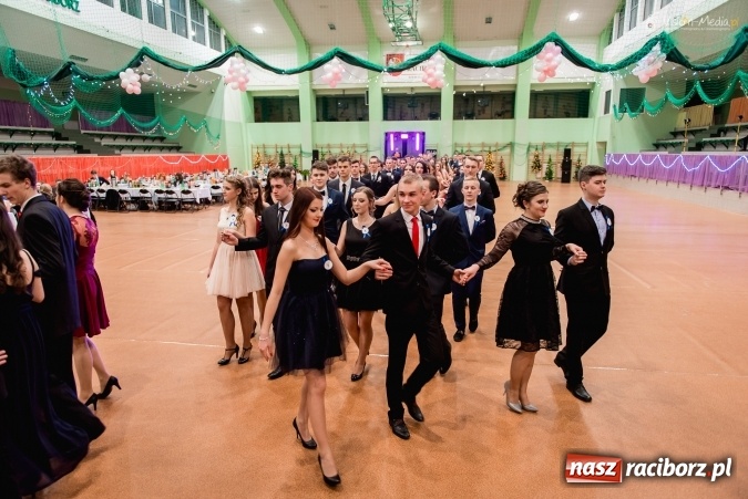 Zdjęcie w galerii na portalu naszraciborz.pl: Bal maturalny Kasprowicza tradycyjnie w Arenie Rafako FOTO i WIDEO wiadomości z regionu