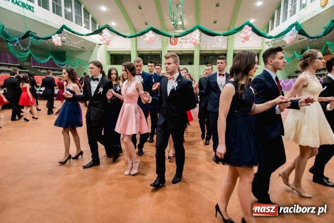 Zdjęcie w galerii na portalu naszraciborz.pl: Bal maturalny Kasprowicza tradycyjnie w Arenie Rafako FOTO i WIDEO wiadomości z regionu