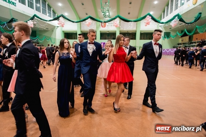 Zdjęcie w galerii na portalu naszraciborz.pl: Bal maturalny Kasprowicza tradycyjnie w Arenie Rafako FOTO i WIDEO wiadomości z regionu