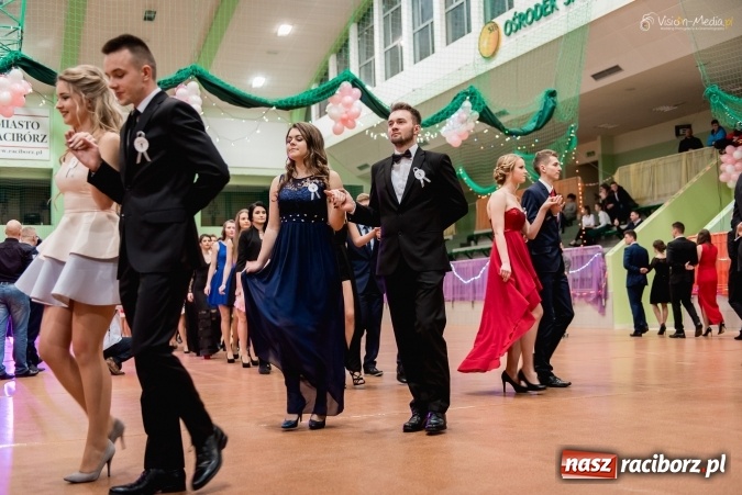 Zdjęcie w galerii na portalu naszraciborz.pl: Bal maturalny Kasprowicza tradycyjnie w Arenie Rafako FOTO i WIDEO wiadomości z regionu
