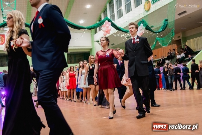 Zdjęcie w galerii na portalu naszraciborz.pl: Bal maturalny Kasprowicza tradycyjnie w Arenie Rafako FOTO i WIDEO wiadomości z regionu