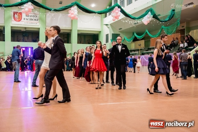 Zdjęcie w galerii na portalu naszraciborz.pl: Bal maturalny Kasprowicza tradycyjnie w Arenie Rafako FOTO i WIDEO wiadomości z regionu