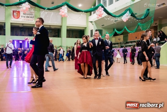 Zdjęcie w galerii na portalu naszraciborz.pl: Bal maturalny Kasprowicza tradycyjnie w Arenie Rafako FOTO i WIDEO wiadomości z regionu
