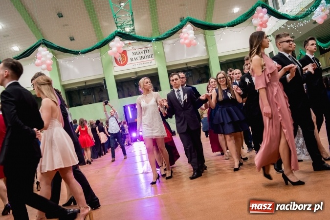 Zdjęcie w galerii na portalu naszraciborz.pl: Bal maturalny Kasprowicza tradycyjnie w Arenie Rafako FOTO i WIDEO wiadomości z regionu