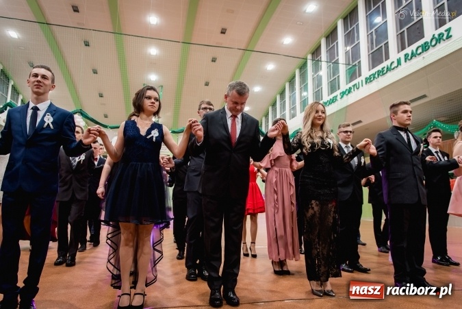 Zdjęcie w galerii na portalu naszraciborz.pl: Bal maturalny Kasprowicza tradycyjnie w Arenie Rafako FOTO i WIDEO wiadomości z regionu