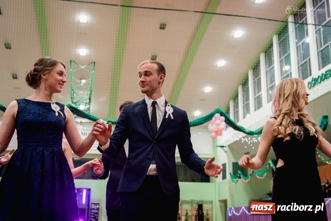 Zdjęcie w galerii na portalu naszraciborz.pl: Bal maturalny Kasprowicza tradycyjnie w Arenie Rafako FOTO i WIDEO wiadomości z regionu