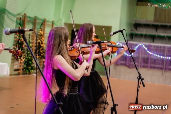 Zdjęcie w galerii na portalu naszraciborz.pl: Bal maturalny Kasprowicza tradycyjnie w Arenie Rafako FOTO i WIDEO wiadomości z regionu