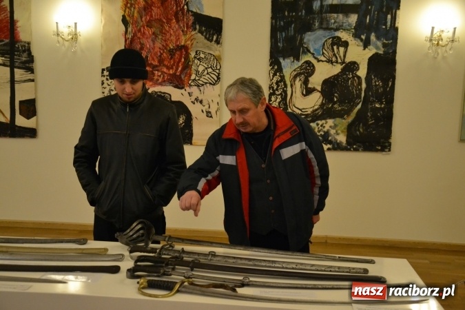 Zdjęcie w galerii na portalu naszraciborz.pl: Hej, szable w dłoń, czyli wernisaż wystawy białej broni - szabli na Zamku Piastowskim wiadomości z regionu