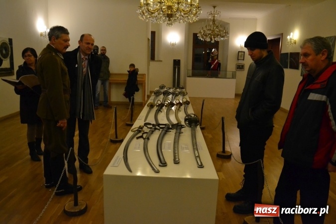 Zdjęcie w galerii na portalu naszraciborz.pl: Hej, szable w dłoń, czyli wernisaż wystawy białej broni - szabli na Zamku Piastowskim wiadomości z regionu