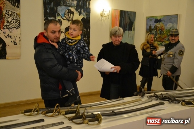 Zdjęcie w galerii na portalu naszraciborz.pl: Hej, szable w dłoń, czyli wernisaż wystawy białej broni - szabli na Zamku Piastowskim wiadomości z regionu