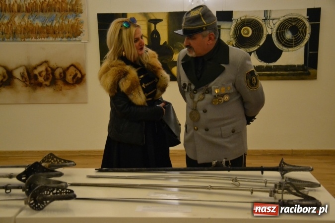 Zdjęcie w galerii na portalu naszraciborz.pl: Hej, szable w dłoń, czyli wernisaż wystawy białej broni - szabli na Zamku Piastowskim wiadomości z regionu