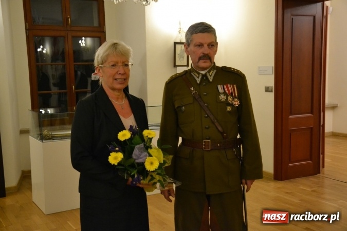 Zdjęcie w galerii na portalu naszraciborz.pl: Hej, szable w dłoń, czyli wernisaż wystawy białej broni - szabli na Zamku Piastowskim wiadomości z regionu