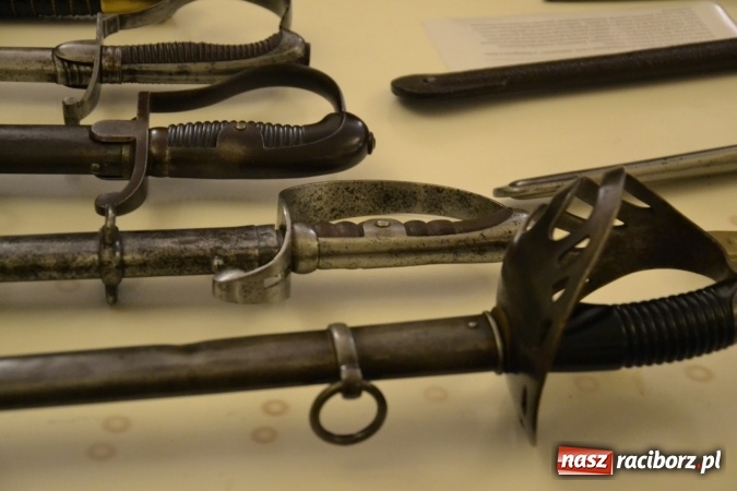 Zdjęcie w galerii na portalu naszraciborz.pl: Hej, szable w dłoń, czyli wernisaż wystawy białej broni - szabli na Zamku Piastowskim wiadomości z regionu