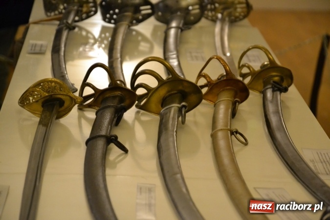 Zdjęcie w galerii na portalu naszraciborz.pl: Hej, szable w dłoń, czyli wernisaż wystawy białej broni - szabli na Zamku Piastowskim wiadomości z regionu