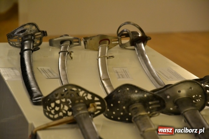 Zdjęcie w galerii na portalu naszraciborz.pl: Hej, szable w dłoń, czyli wernisaż wystawy białej broni - szabli na Zamku Piastowskim wiadomości z regionu