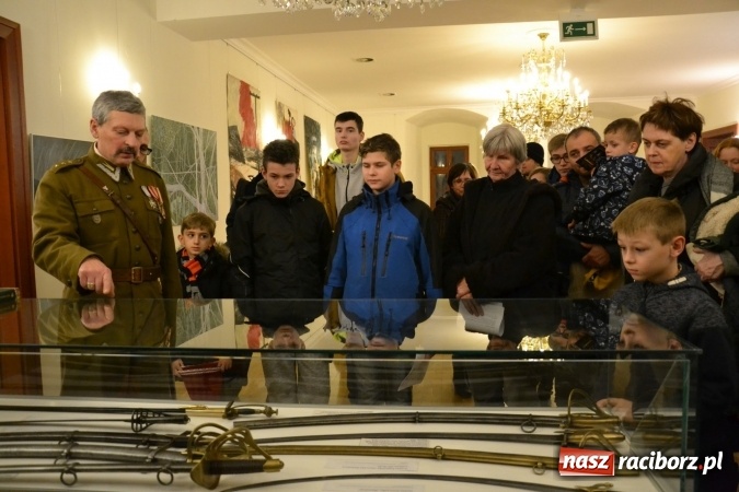 Zdjęcie w galerii na portalu naszraciborz.pl: Hej, szable w dłoń, czyli wernisaż wystawy białej broni - szabli na Zamku Piastowskim wiadomości z regionu