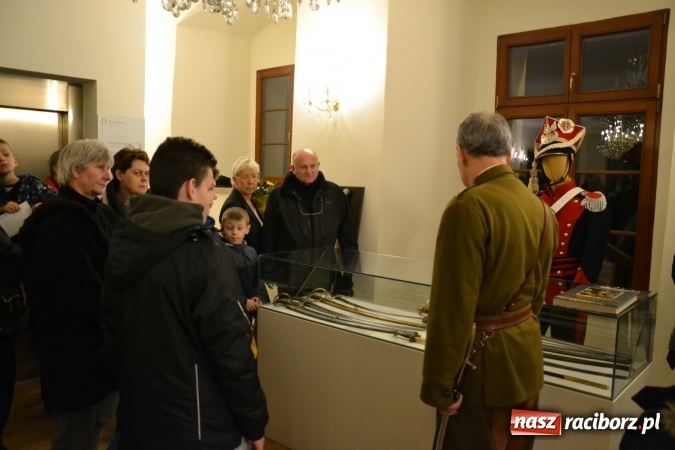 Zdjęcie w galerii na portalu naszraciborz.pl: Hej, szable w dłoń, czyli wernisaż wystawy białej broni - szabli na Zamku Piastowskim wiadomości z regionu
