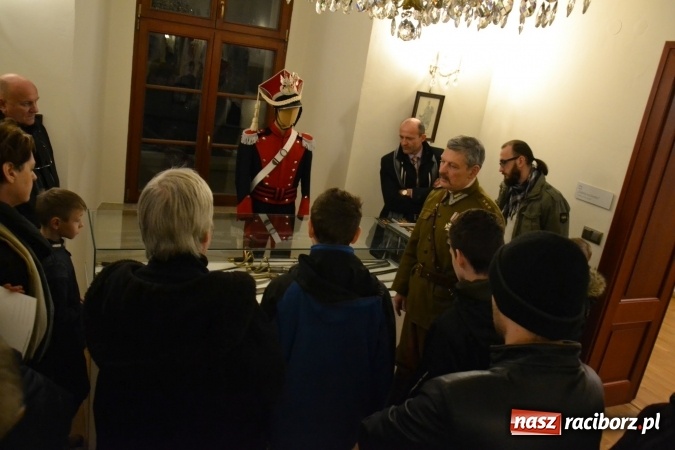 Zdjęcie w galerii na portalu naszraciborz.pl: Hej, szable w dłoń, czyli wernisaż wystawy białej broni - szabli na Zamku Piastowskim wiadomości z regionu
