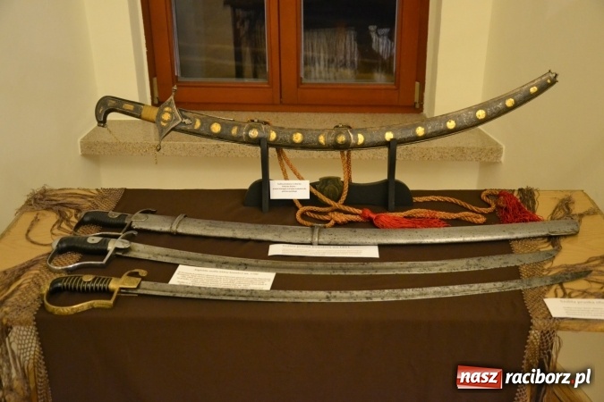 Zdjęcie w galerii na portalu naszraciborz.pl: Hej, szable w dłoń, czyli wernisaż wystawy białej broni - szabli na Zamku Piastowskim wiadomości z regionu