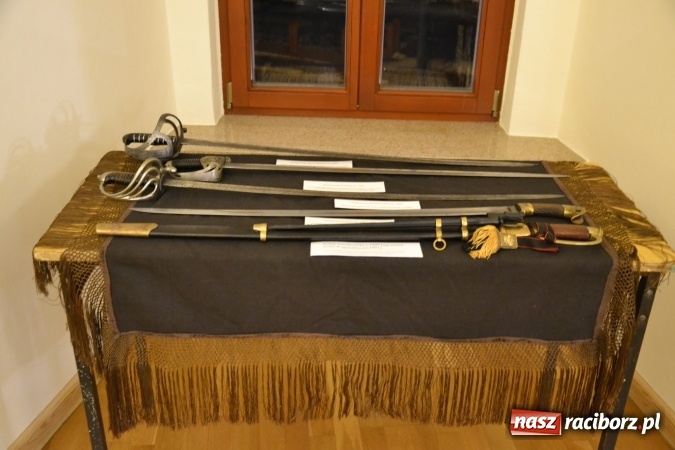 Zdjęcie w galerii na portalu naszraciborz.pl: Hej, szable w dłoń, czyli wernisaż wystawy białej broni - szabli na Zamku Piastowskim wiadomości z regionu