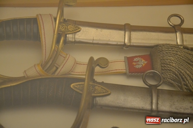 Zdjęcie w galerii na portalu naszraciborz.pl: Hej, szable w dłoń, czyli wernisaż wystawy białej broni - szabli na Zamku Piastowskim wiadomości z regionu