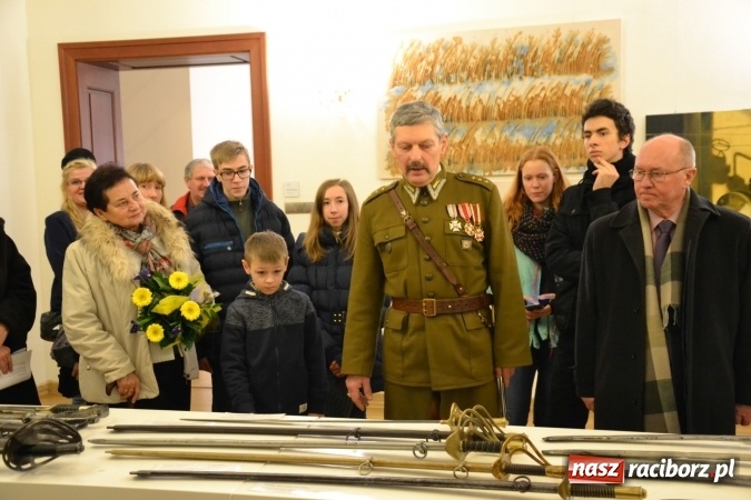 Zdjęcie w galerii na portalu naszraciborz.pl: Hej, szable w dłoń, czyli wernisaż wystawy białej broni - szabli na Zamku Piastowskim wiadomości z regionu