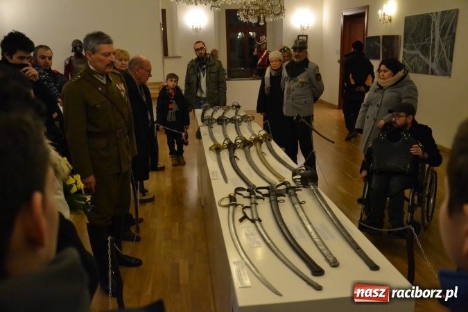 Zdjęcie w galerii na portalu naszraciborz.pl: Hej, szable w dłoń, czyli wernisaż wystawy białej broni - szabli na Zamku Piastowskim wiadomości z regionu