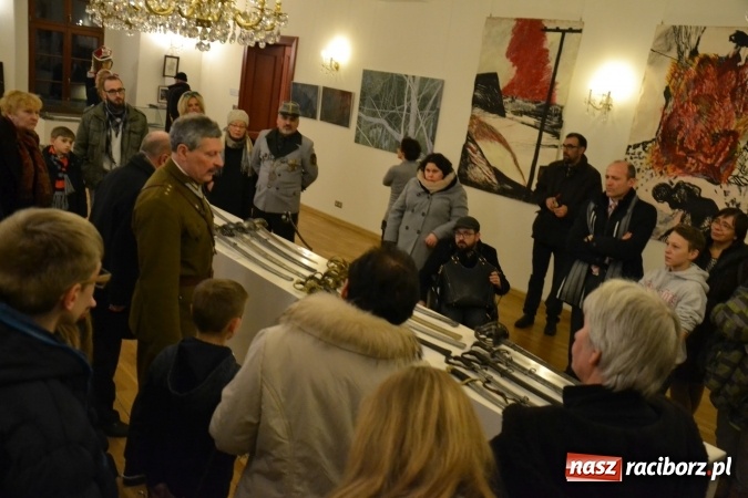 Zdjęcie w galerii na portalu naszraciborz.pl: Hej, szable w dłoń, czyli wernisaż wystawy białej broni - szabli na Zamku Piastowskim wiadomości z regionu