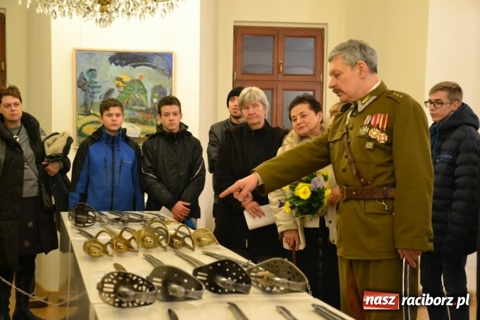 Zdjęcie w galerii na portalu naszraciborz.pl: Hej, szable w dłoń, czyli wernisaż wystawy białej broni - szabli na Zamku Piastowskim wiadomości z regionu