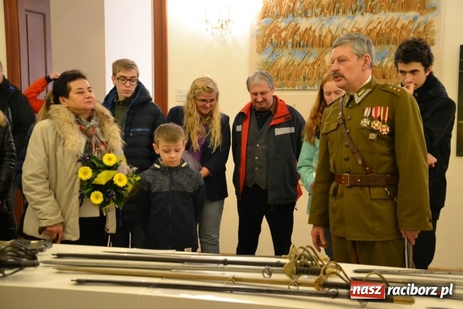 Zdjęcie w galerii na portalu naszraciborz.pl: Hej, szable w dłoń, czyli wernisaż wystawy białej broni - szabli na Zamku Piastowskim wiadomości z regionu