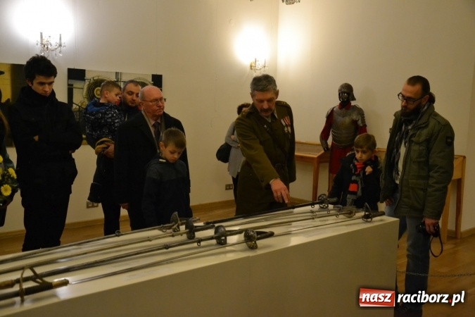 Zdjęcie w galerii na portalu naszraciborz.pl: Hej, szable w dłoń, czyli wernisaż wystawy białej broni - szabli na Zamku Piastowskim wiadomości z regionu