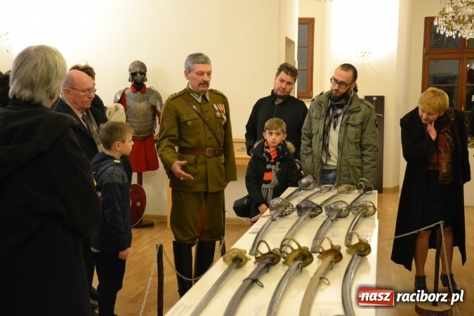 Zdjęcie w galerii na portalu naszraciborz.pl: Hej, szable w dłoń, czyli wernisaż wystawy białej broni - szabli na Zamku Piastowskim wiadomości z regionu