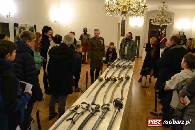 Zdjęcie w galerii na portalu naszraciborz.pl: Hej, szable w dłoń, czyli wernisaż wystawy białej broni - szabli na Zamku Piastowskim wiadomości z regionu