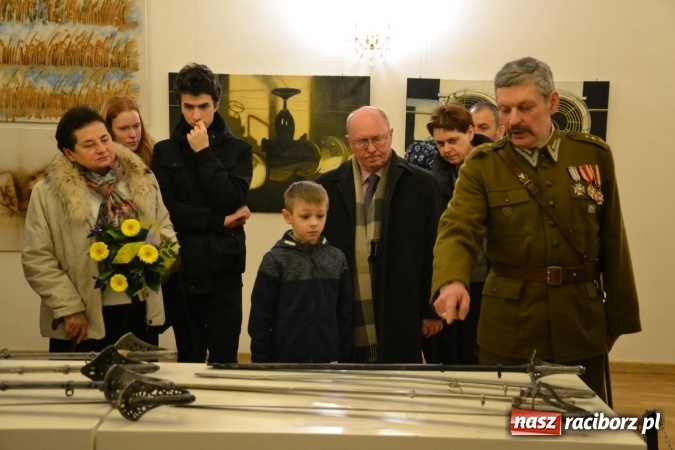 Zdjęcie w galerii na portalu naszraciborz.pl: Hej, szable w dłoń, czyli wernisaż wystawy białej broni - szabli na Zamku Piastowskim wiadomości z regionu