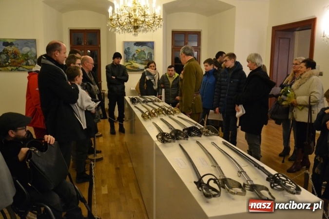 Zdjęcie w galerii na portalu naszraciborz.pl: Hej, szable w dłoń, czyli wernisaż wystawy białej broni - szabli na Zamku Piastowskim wiadomości z regionu