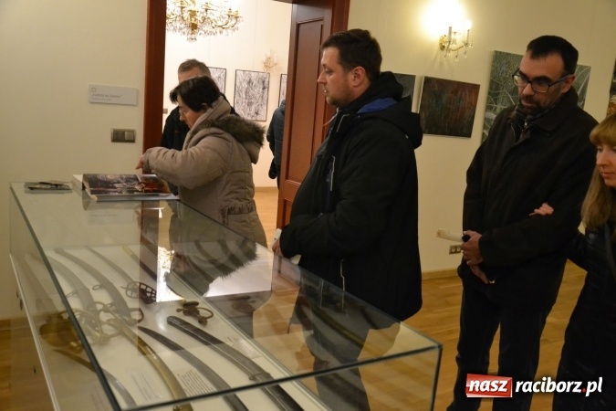 Zdjęcie w galerii na portalu naszraciborz.pl: Hej, szable w dłoń, czyli wernisaż wystawy białej broni - szabli na Zamku Piastowskim wiadomości z regionu