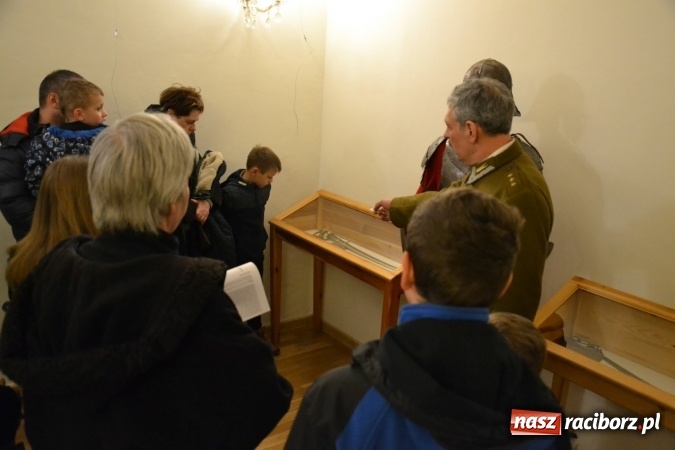 Zdjęcie w galerii na portalu naszraciborz.pl: Hej, szable w dłoń, czyli wernisaż wystawy białej broni - szabli na Zamku Piastowskim wiadomości z regionu