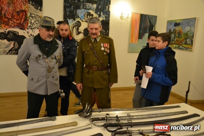 Zdjęcie w galerii na portalu naszraciborz.pl: Hej, szable w dłoń, czyli wernisaż wystawy białej broni - szabli na Zamku Piastowskim wiadomości z regionu