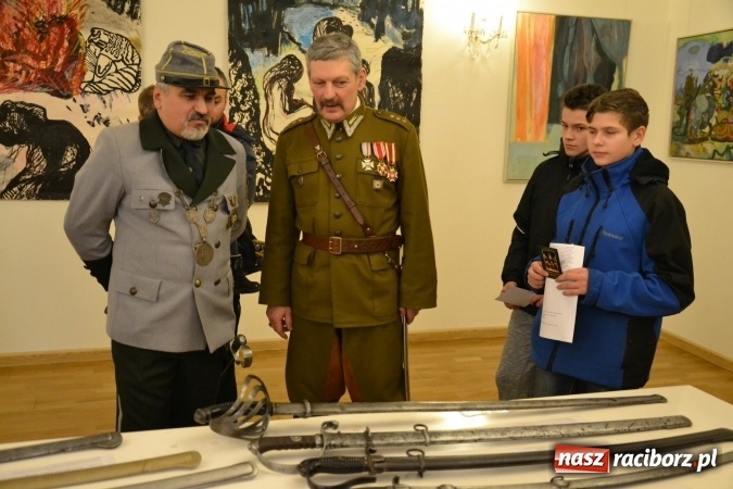 Zdjęcie w galerii na portalu naszraciborz.pl: Hej, szable w dłoń, czyli wernisaż wystawy białej broni - szabli na Zamku Piastowskim wiadomości z regionu