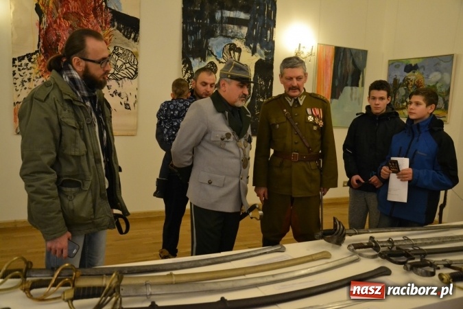 Zdjęcie w galerii na portalu naszraciborz.pl: Hej, szable w dłoń, czyli wernisaż wystawy białej broni - szabli na Zamku Piastowskim wiadomości z regionu