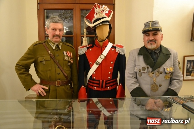Zdjęcie w galerii na portalu naszraciborz.pl: Hej, szable w dłoń, czyli wernisaż wystawy białej broni - szabli na Zamku Piastowskim wiadomości z regionu