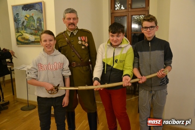 Zdjęcie w galerii na portalu naszraciborz.pl: Hej, szable w dłoń, czyli wernisaż wystawy białej broni - szabli na Zamku Piastowskim wiadomości z regionu
