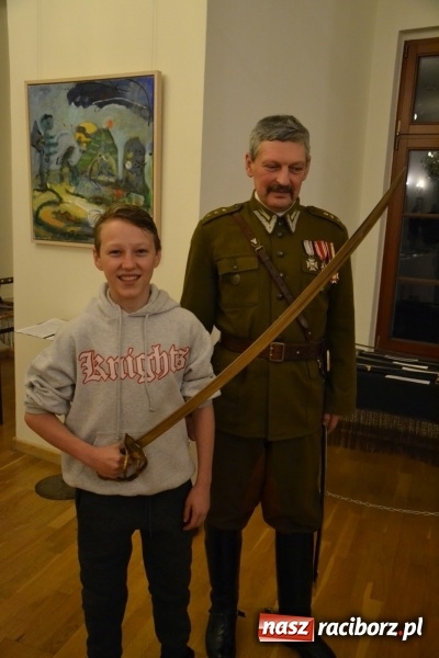 Zdjęcie w galerii na portalu naszraciborz.pl: Hej, szable w dłoń, czyli wernisaż wystawy białej broni - szabli na Zamku Piastowskim wiadomości z regionu
