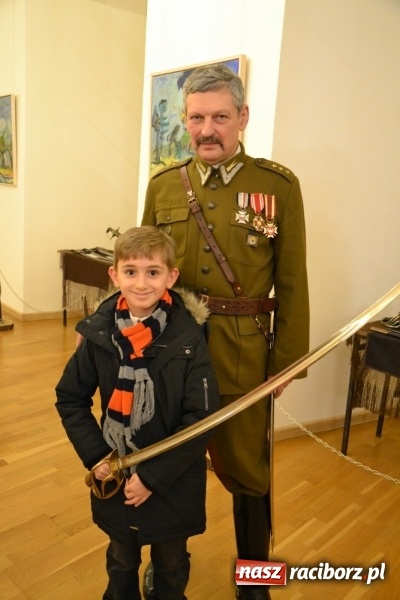 Zdjęcie w galerii na portalu naszraciborz.pl: Hej, szable w dłoń, czyli wernisaż wystawy białej broni - szabli na Zamku Piastowskim wiadomości z regionu