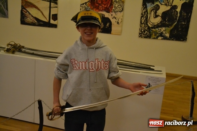 Zdjęcie w galerii na portalu naszraciborz.pl: Hej, szable w dłoń, czyli wernisaż wystawy białej broni - szabli na Zamku Piastowskim wiadomości z regionu