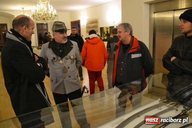 Zdjęcie w galerii na portalu naszraciborz.pl: Hej, szable w dłoń, czyli wernisaż wystawy białej broni - szabli na Zamku Piastowskim wiadomości z regionu